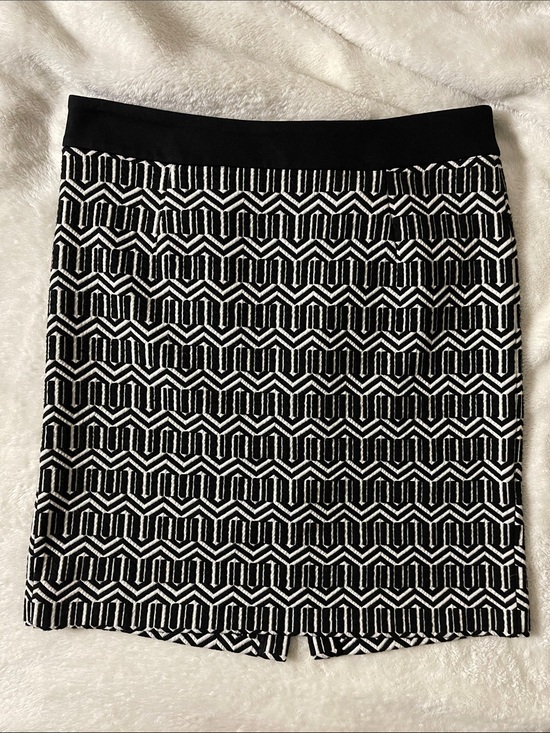 Banana Republic Dresses & Skirts - Banana Republic Black & White Geometric Knit Pencil Skirt